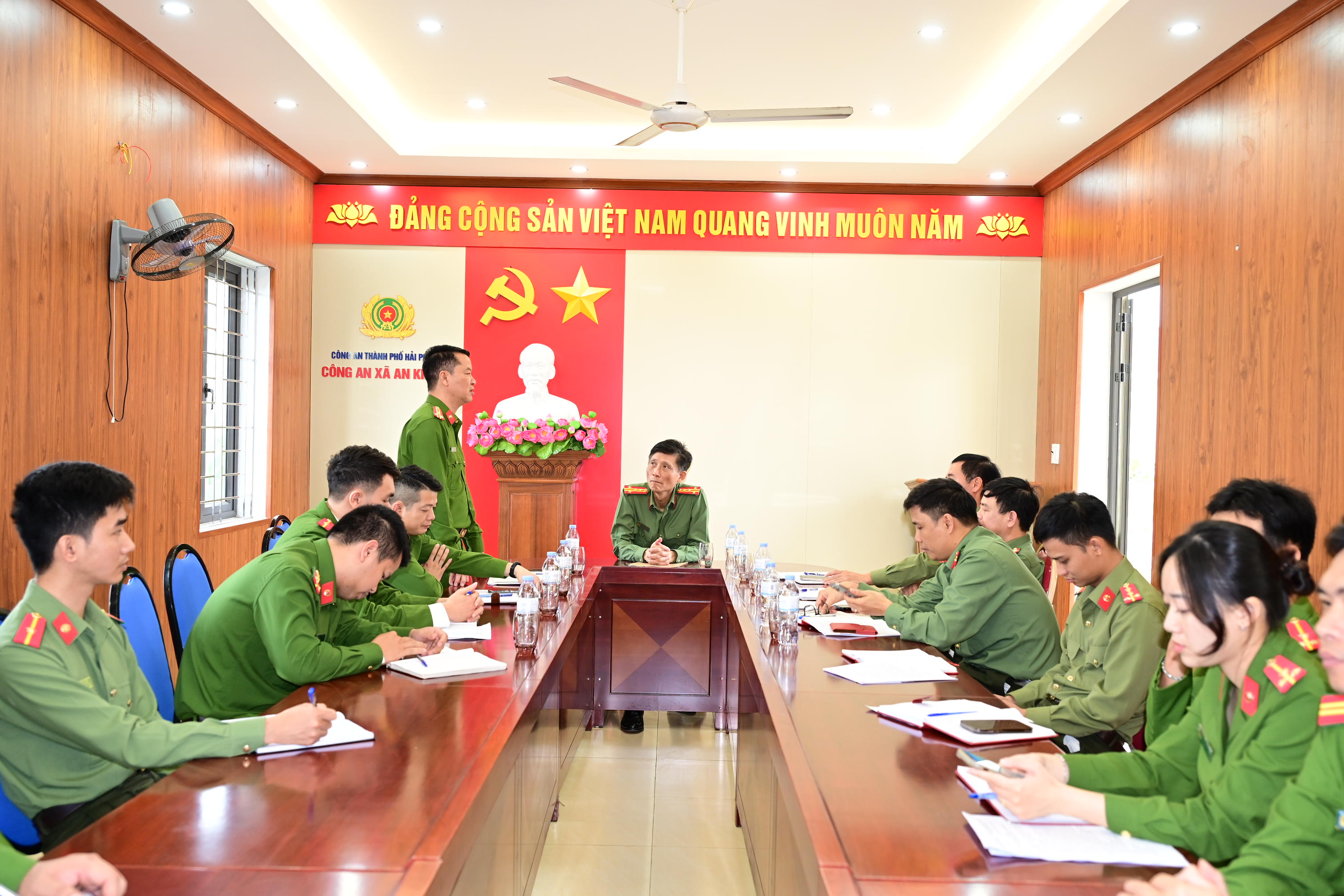 Đại tá Phạm Viết Dũng - Phó Giám đốc Công an thành phố kiểm tra 5 Công an cấp xã